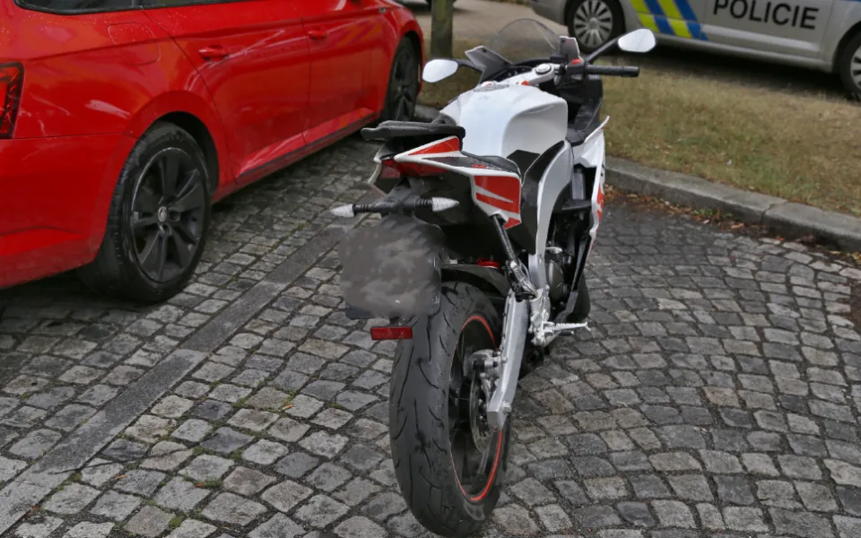 Svědek pronásledoval a následně dopadl zloděje motorky, lupič ale překvapil