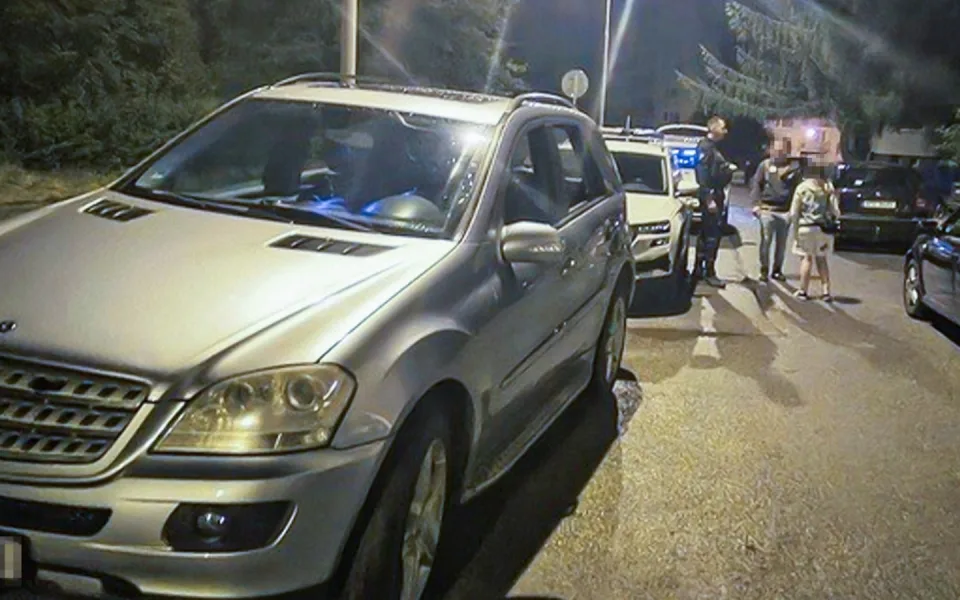 Zvláštní jízda ženy v Mercedesu. Prý jela pro opilého kamaráda, pravda byla jinde