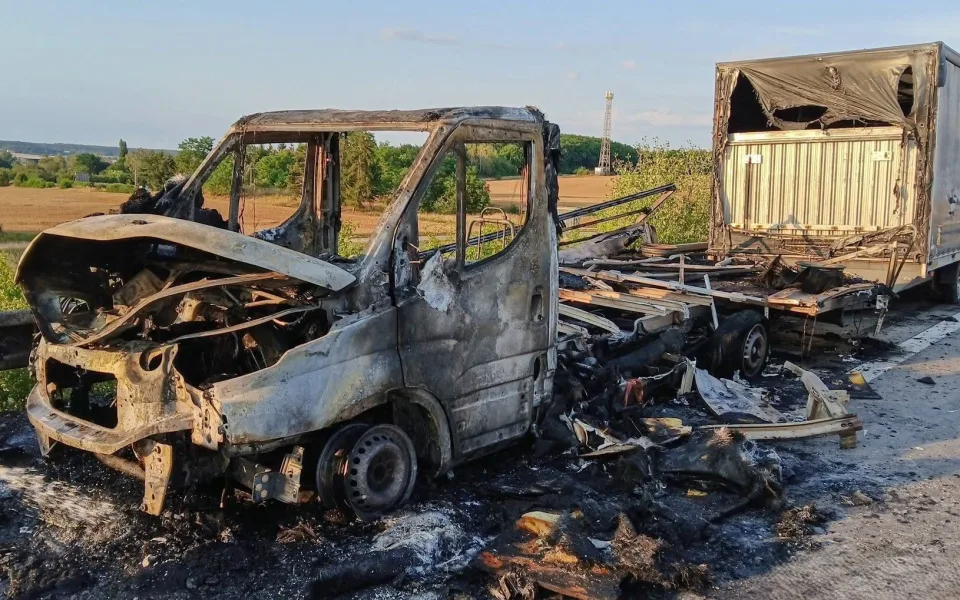 Požár dodávky s přívěsem ochromil dálnici D5, hasiči řešili masivní únik nafty