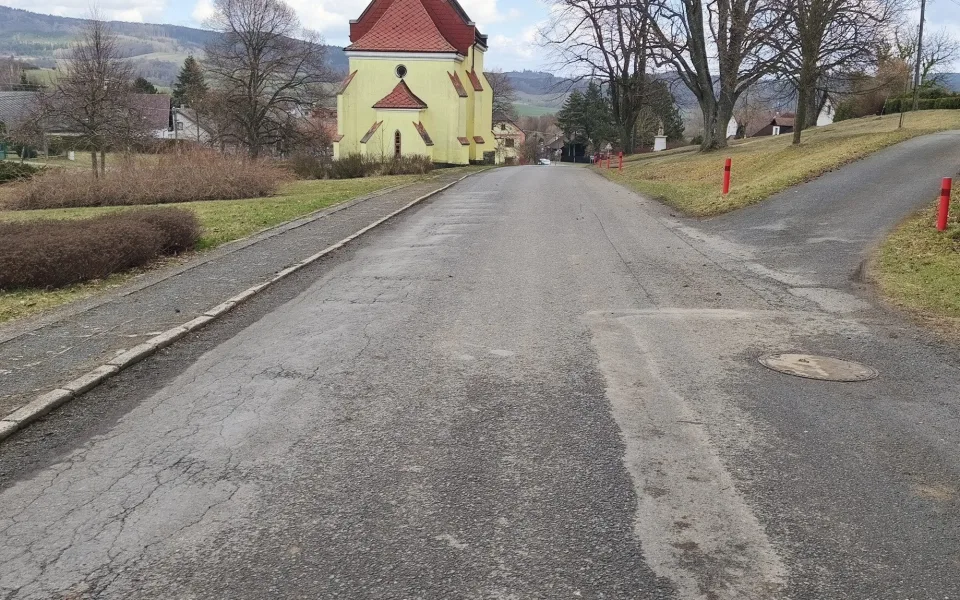 Začala oprava průtahu postaveného v roce 1923, ves na Domažlicku čekají výrazné změny