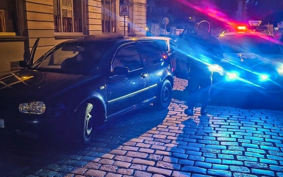 Spěchal si usmířit přítelkyni a ignoroval značku. Tím série problémů teprve začala