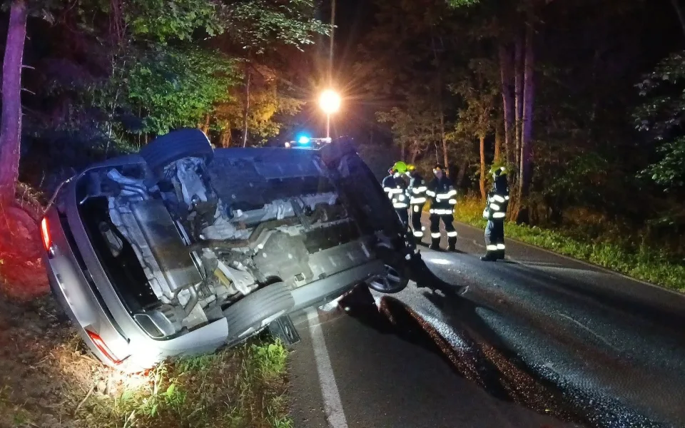 Řidiče přemohl mikrospánek a havaroval, zůstal uvězněný v autě s bolestí krční páteře