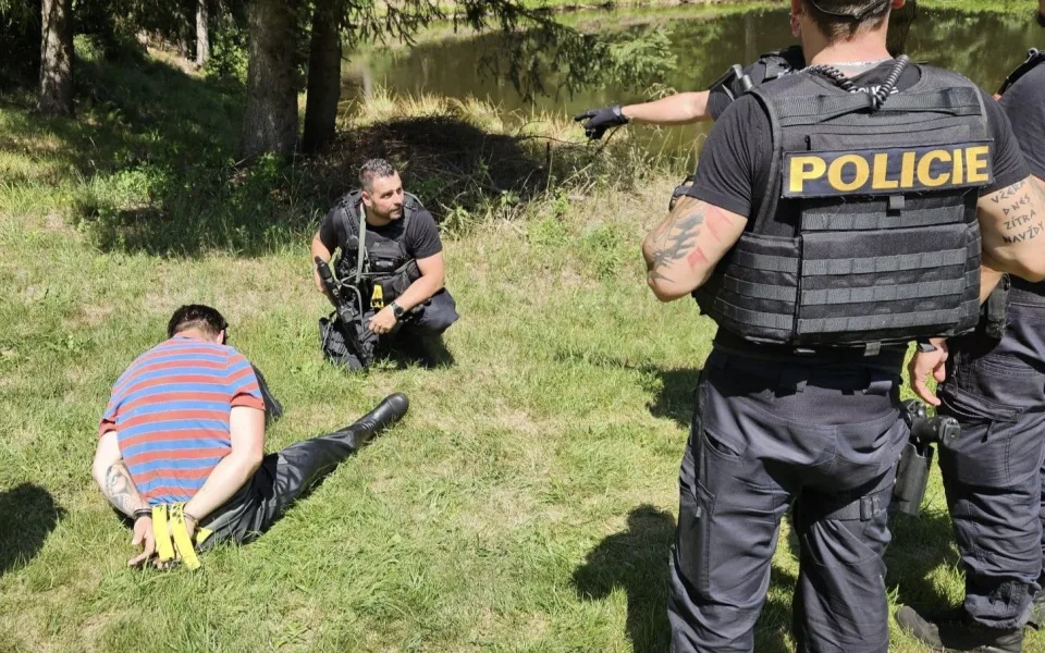 Muž vytáhl zbraň na své dva příbuzné, na místo vyjela i zásahovka