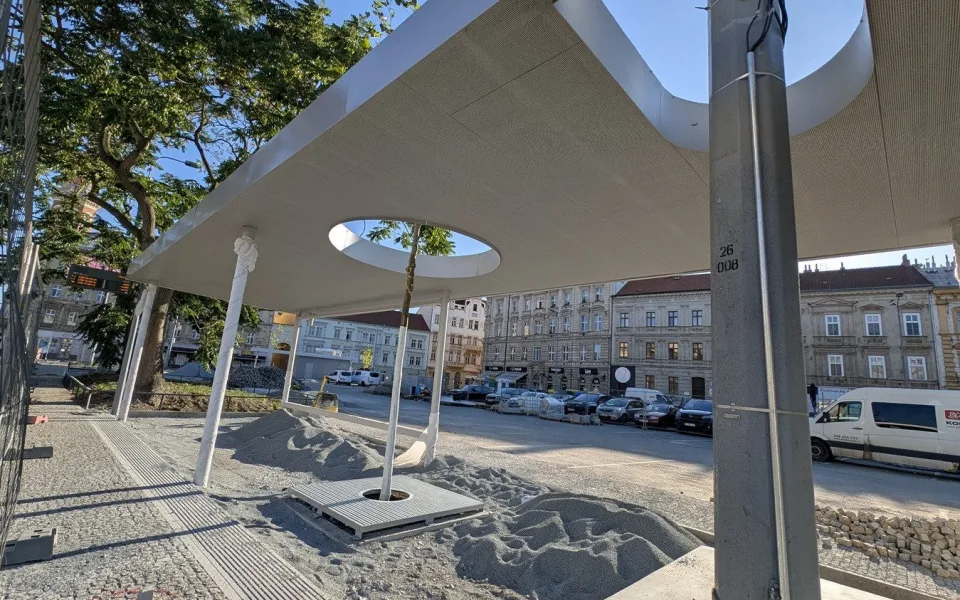 Dříve ostudné Sady Pětatřicátníků procházejí proměnou. Přibyly už stromy i záhony