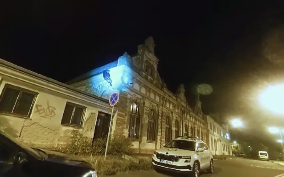 Horší místo pro krádež mědi si vybrat nemohl, zloděj dostal tip od známých z ulice