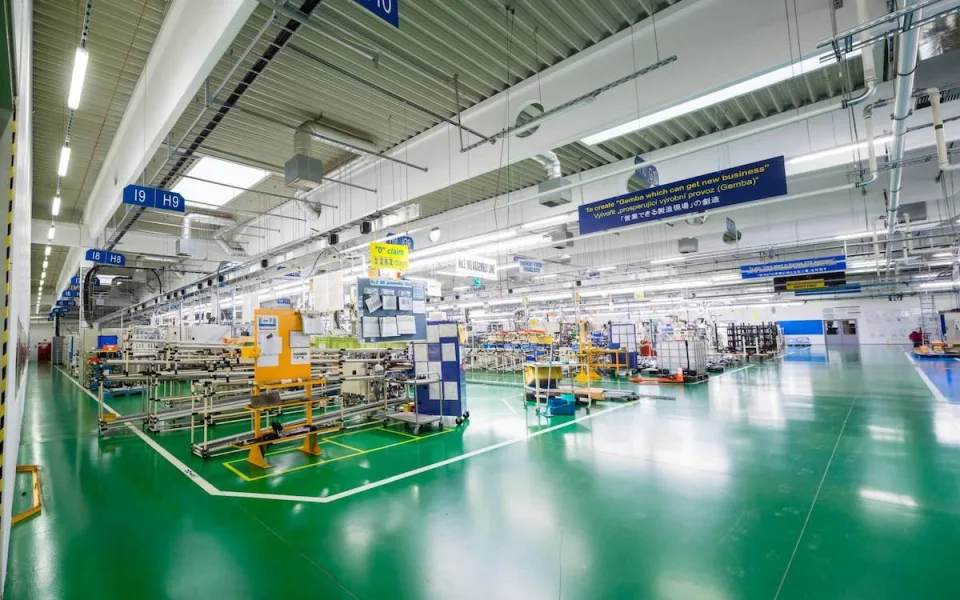 Propouštění v Plzni. V závodě na součástky pro světové automobilky skončí 300 lidí