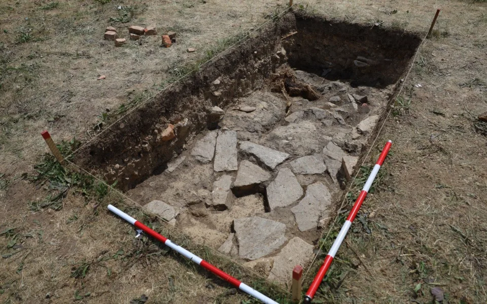 Archeologové odhalili pozůstatky tábora, kde za války věznili Romy