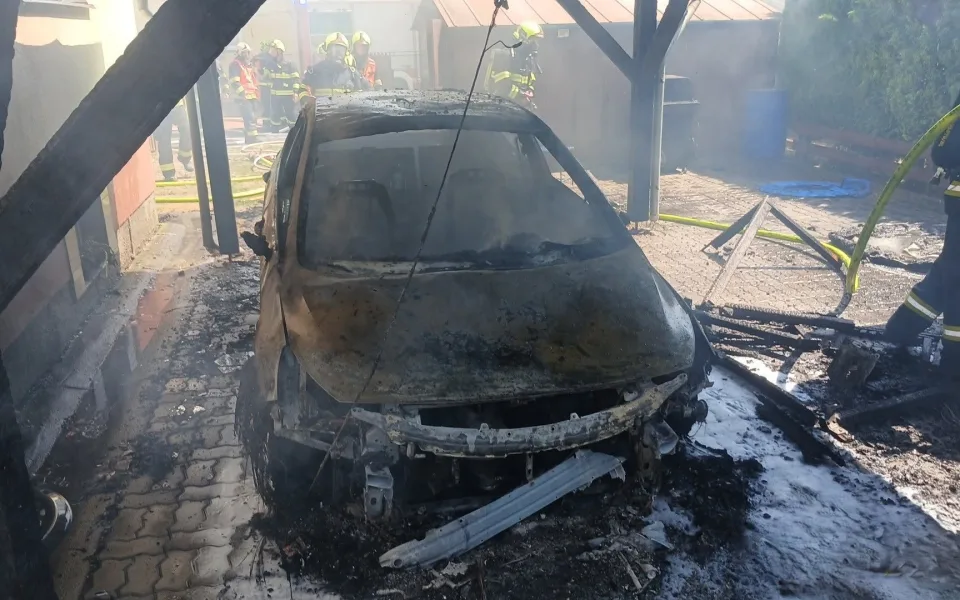 Plameny pohltily pergolu a vzápětí i auto. Hrozilo, že zachvátí i rodinný dům