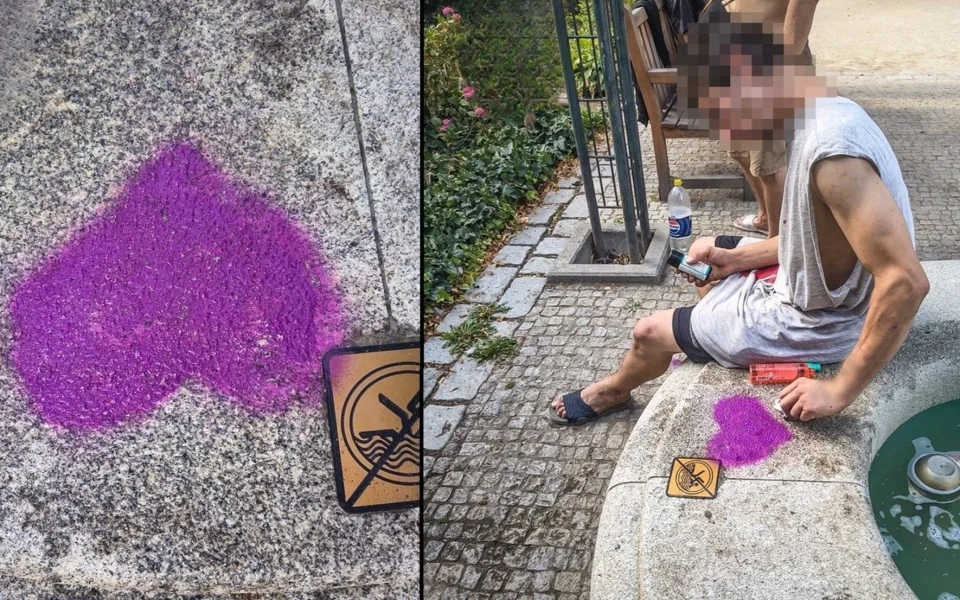 Neobvyklé fialové dílo na kašně vzbudilo pozornost. Autor seděl o pár kroků dál