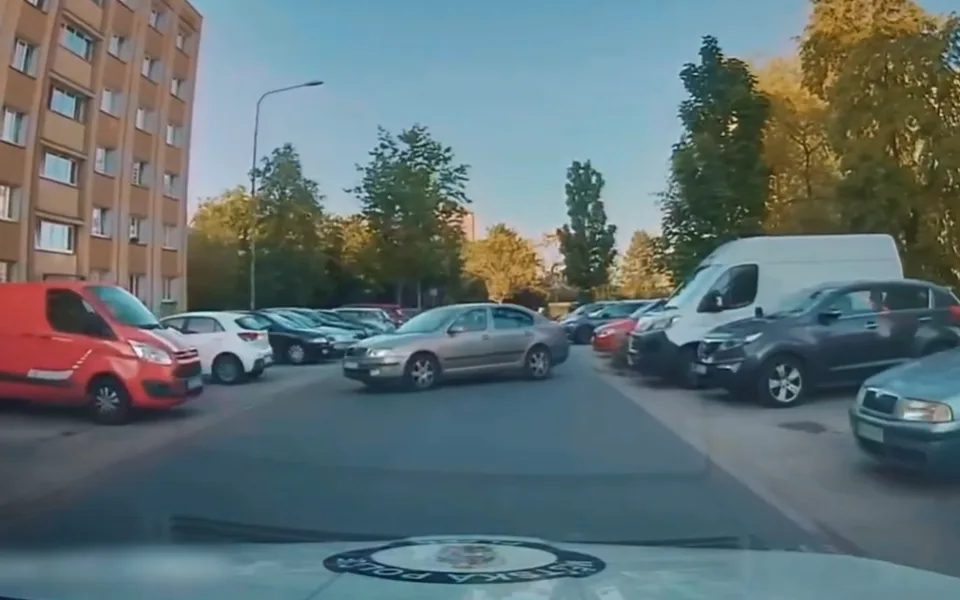 Řidič provedl bizarní manévr přímo před zraky policie. Vše zachytila jejich kamera