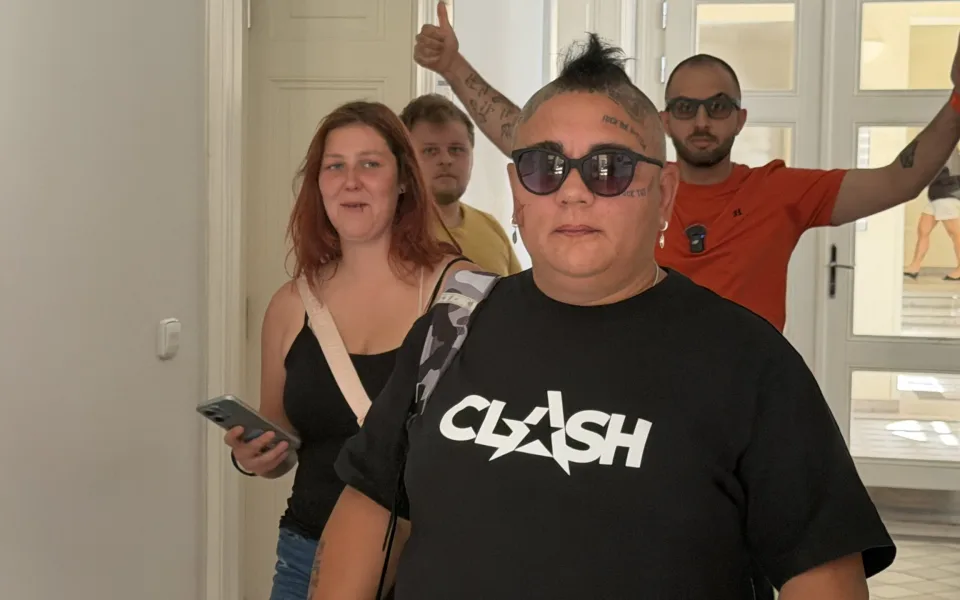 Nechvalně proslulý provokatér známý z Clashe je před soudem. Jednání předcházel konflikt