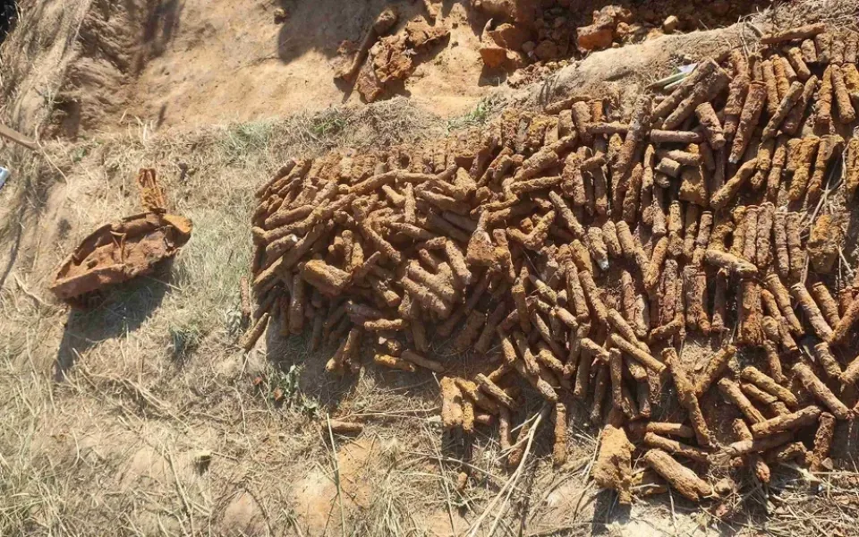 Archeologové vykopali tisíce kusů nebezpečné munice, likvidace trvala celé dny