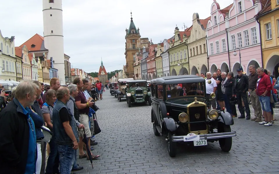 Nejstarší sraz historických aut ukáže stovku strojů, mezi nimi i vůz z roku 1910