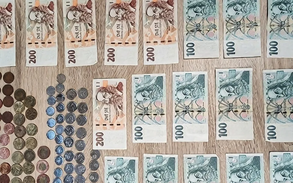 Peněženka plná peněz se vydala na neplánovaný výlet po městě bez vědomí majitele
