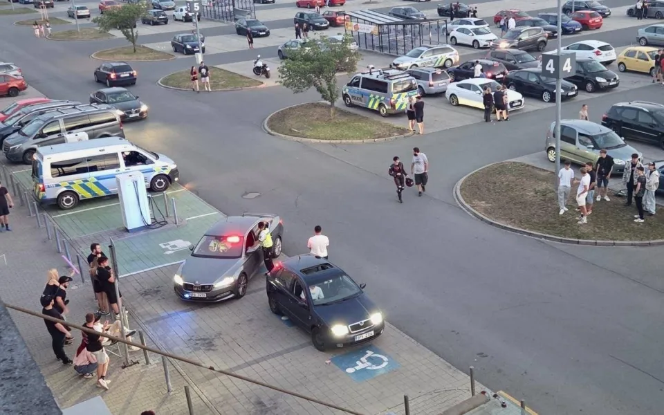 Policie si tvrdě došlápla na účastníky tuningového srazu. Odhalila 41 přestupků