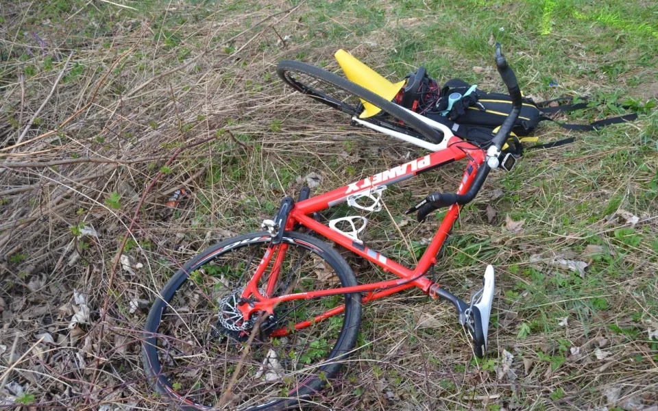 Starší cyklista zemřel po nárazu do stromu, utrpěl rozsáhlá poranění hlavy