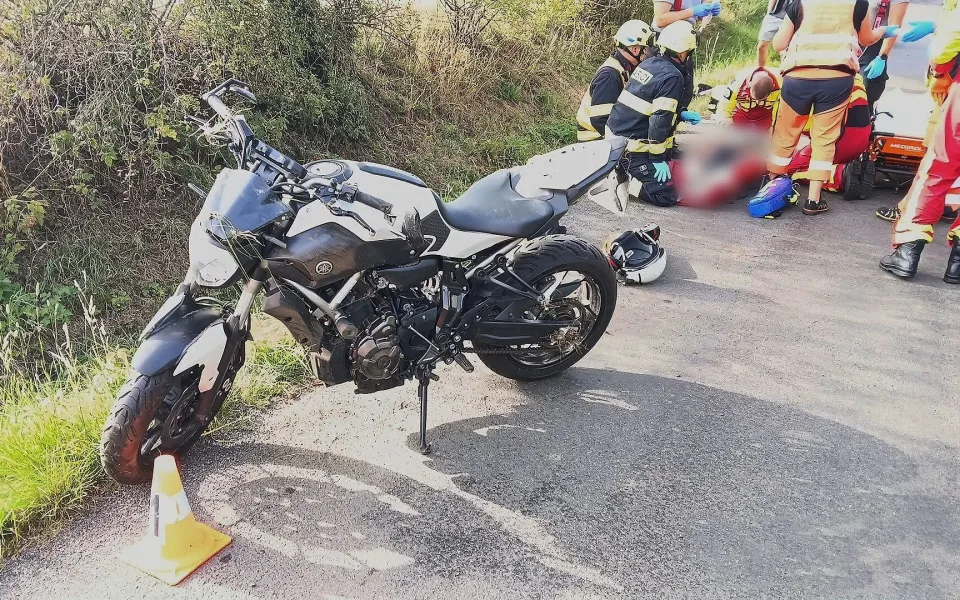 Motorkář při nehodě utrpěl těžké zranění. Na místě zasahovali i letečtí záchranáři