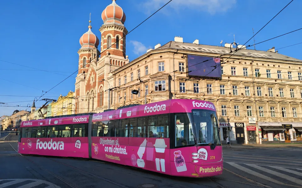 Reklama by měla zmizet i z vozů MHD, uvedli v anketě čtenáři Plzeňské Drbny