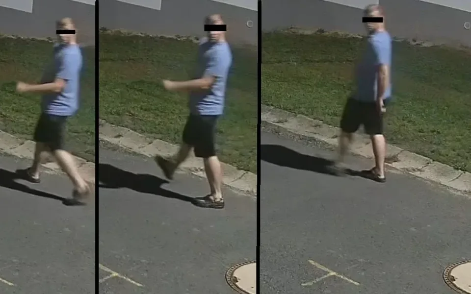 Dívku v noci probudil cizí muž stojící ve tmě u její postele. Spletl si prý byt