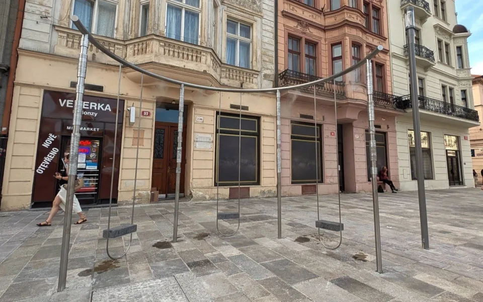 KOMENTÁŘ: Šibenice nebo klepadlo na koberce? Nová atrakce na náměstí budí rozpaky