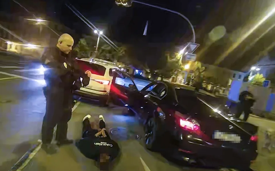 Řidič BMW hnal ulicemi města a ujížděl policii. Jeho vysvětlení bylo absurdní