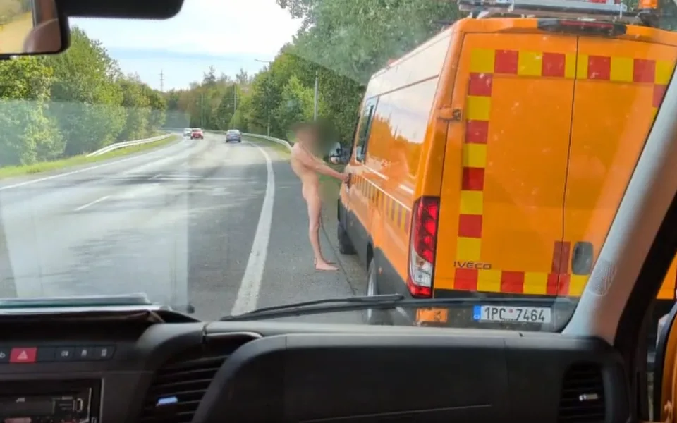Svlečený mladý muž cvičil s klikou u dodávky. Silničáři čelili bizarní situaci