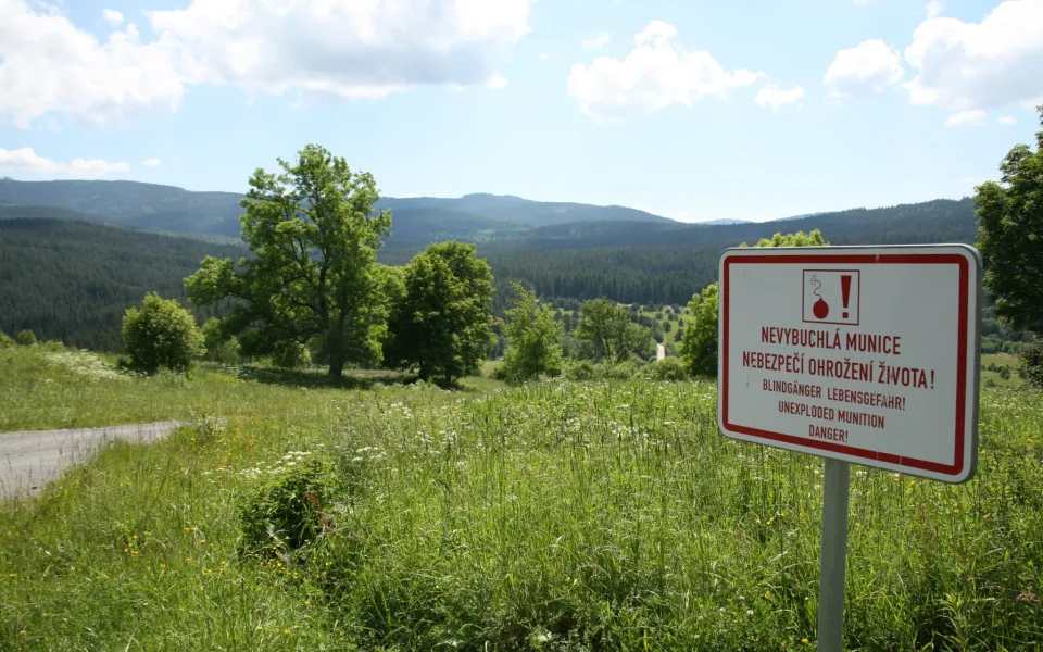 Je tam 200 sudů s nebezpečnými chemikáliemi, uvedl ministr k situaci v NP Šumava