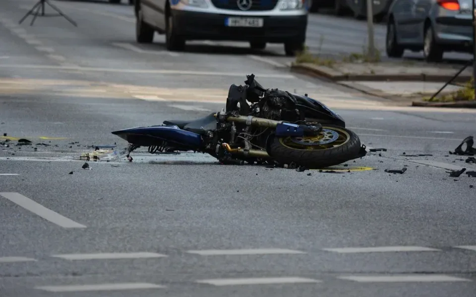 Motorkář nepřežil náraz do svodidel, za týden zahynuli na silnicích už čtyři lidé