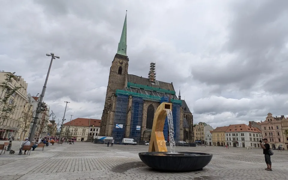 Z pozlacené kašny Chrtice opět prýští voda, prošla náročnou opravou