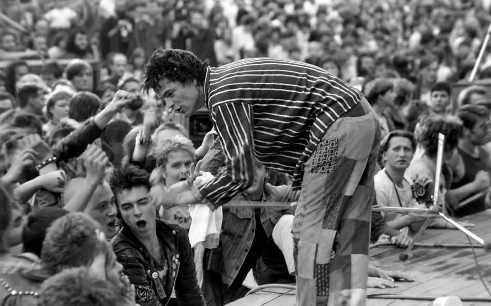 Legendární koncert rozpoutal peklo. Poprvé vidíte 39 let staré fotky Toten Hosen v Plzni