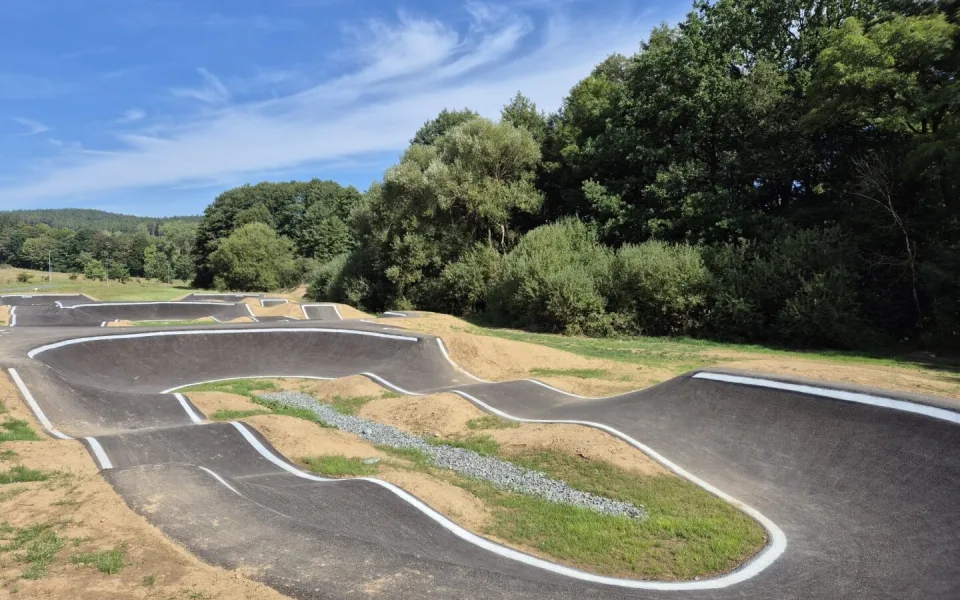 Pod Vysokou se otevřel moderní asfaltový pumptrack za 3,5 milionu korun