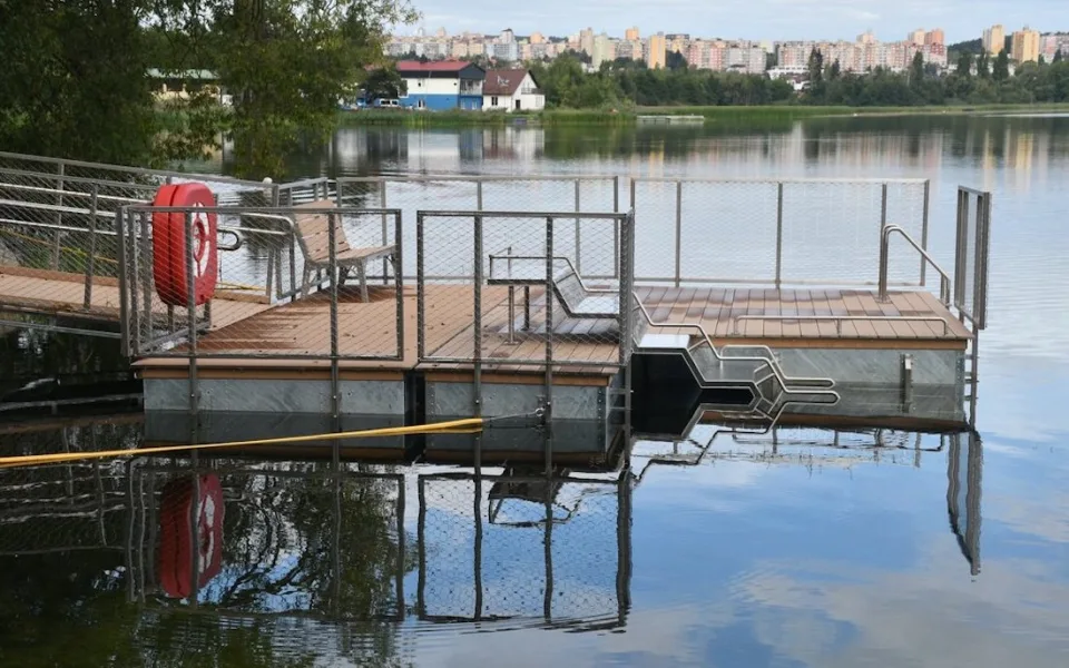 Nové zázemí Velkého boleveckého rybníka. Vstup do vody vyšel na 1,7 milionu